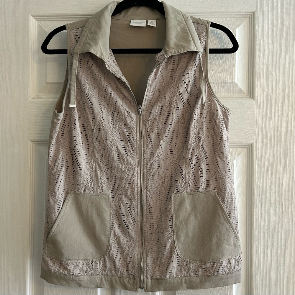 Chico's Weekends Perfect Stretch Khaki zip up Vest with cutouts size 0(4)